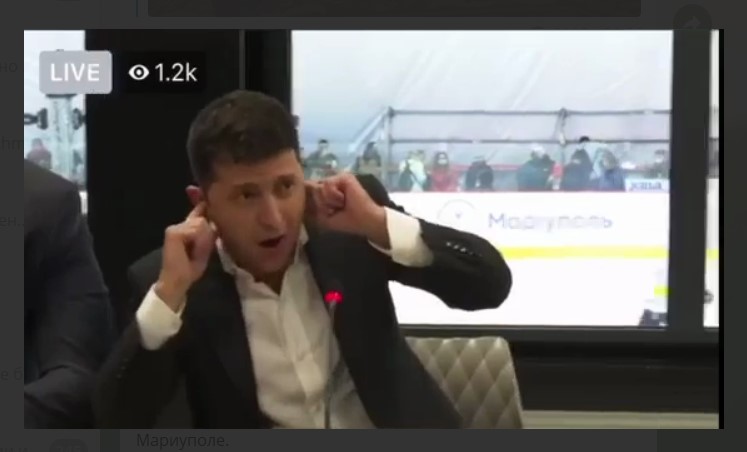 Зеленский испугался громкого звука на ледовой арене в Мариуполе. Видео