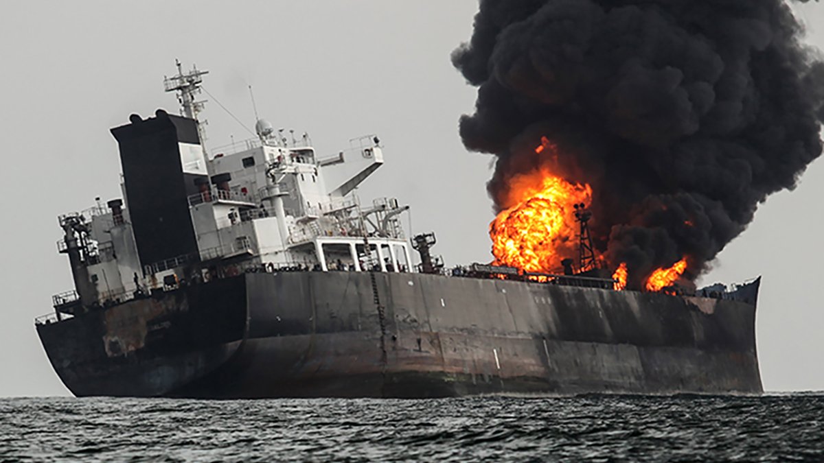 ⚡ Мощный взрыв на российском танкере в Азовском море: без вести пропали три человека