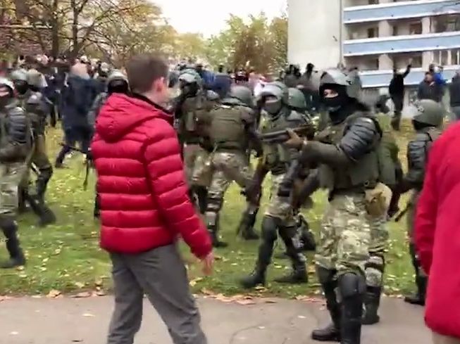 В Минске силовик наставил оружие на протестующего. Тот расстегнул куртку и крикнул: "Стреляй!" (Видео)