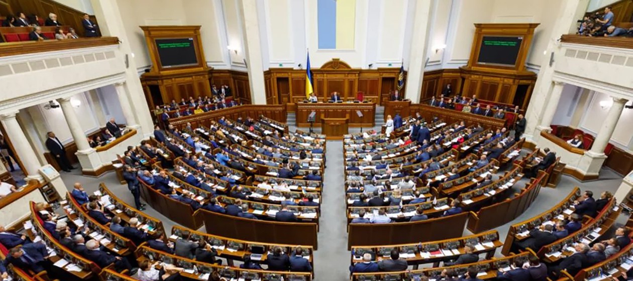 Порошенко вышел на второе место в рейтинге и догоняет Зеленского:  опрос