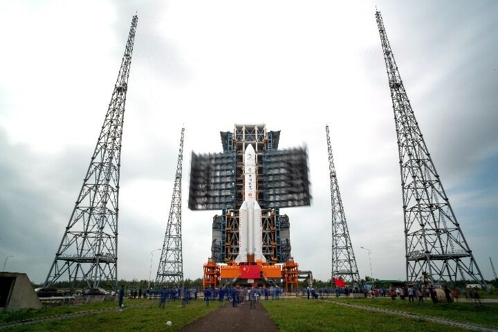 Китай впервые запустил ракету, чтобы собрать образцы грунта на Луне. видео