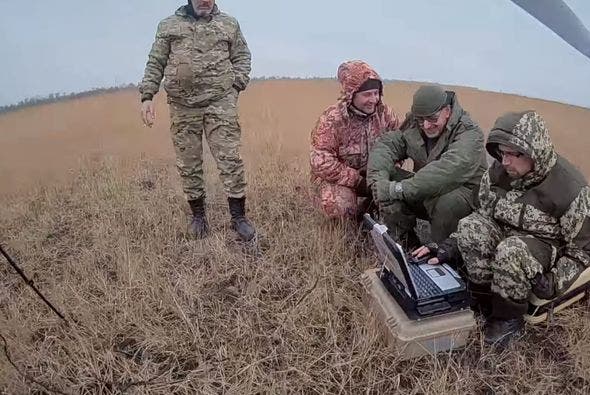 На кадры со сбитого на Донбассе российского дрона попали несколько боевиков