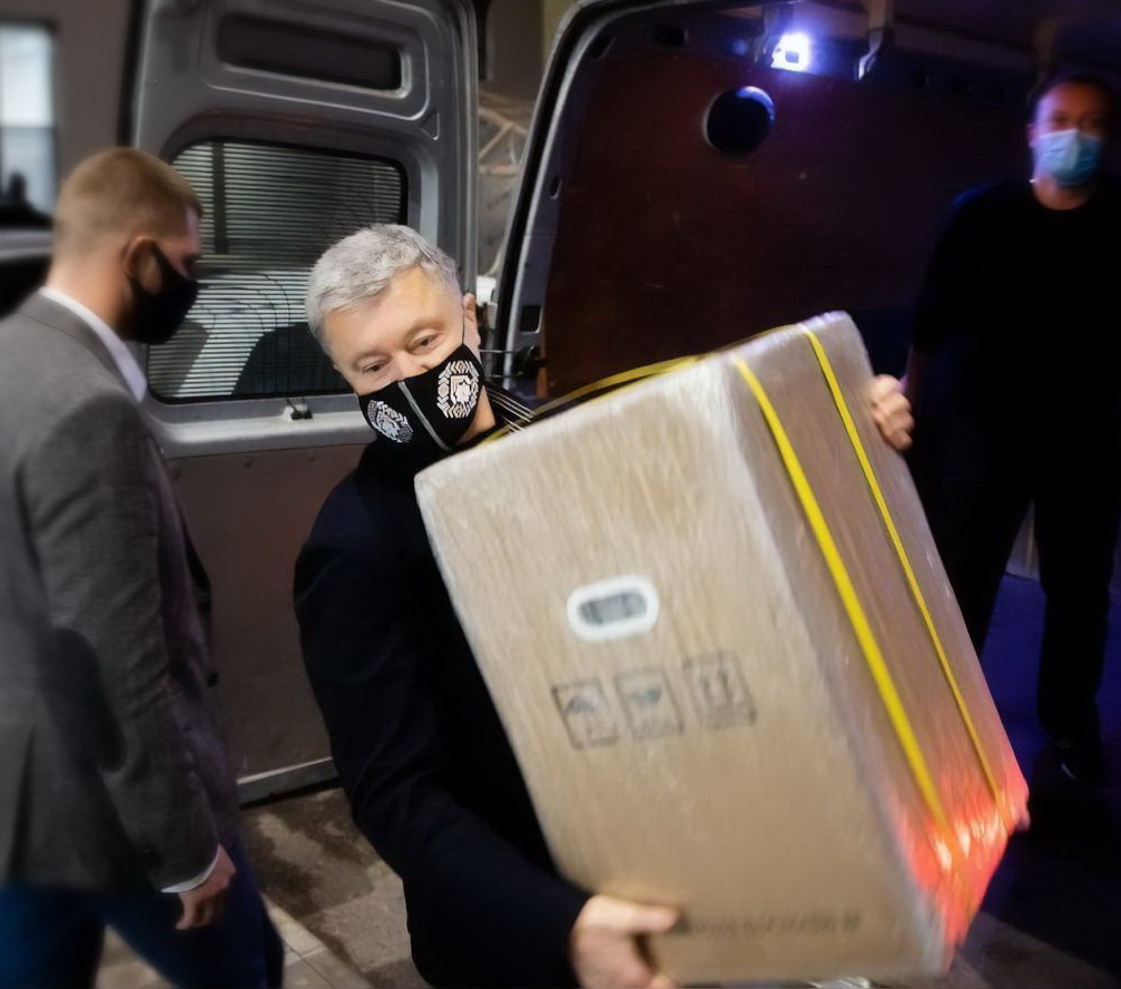 А я вот тоже не понимаю, почему Порошенко не уходит