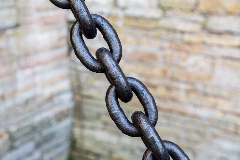 Россиянин посадил на цепь любовника своей жены - мужчина сидел в "плену" в бане: видео