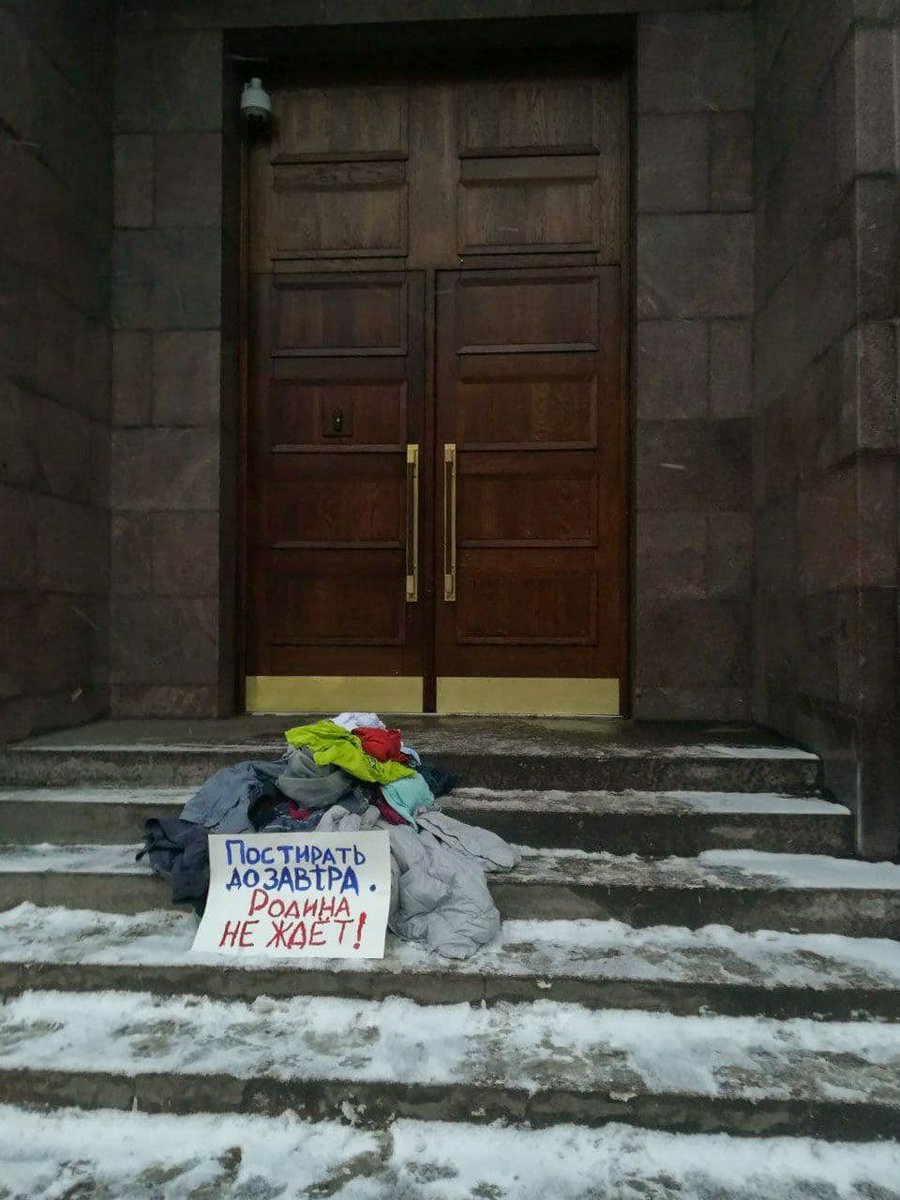 К зданию ФСБ в Петербурге начали приносить вещи на стирку