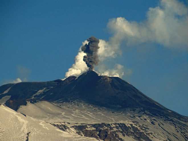Извержение вулкана Этна сняли с высоты - черный дым и пепел затягивают все вокруг. ВИДЕО