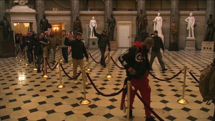 ⚡ Сторонники Трампа ворвались в здание Конгресса США. Туда направили Нацгвардию, есть раненые (Видео)