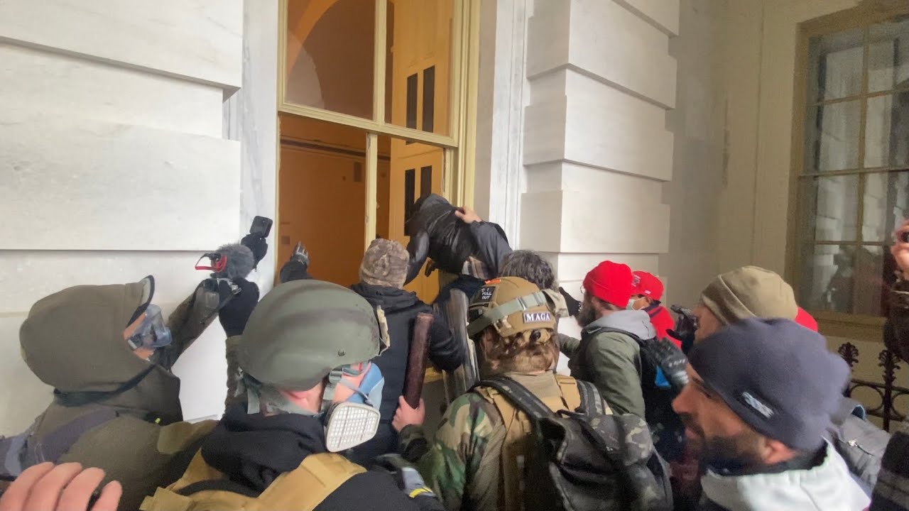 Во время штурма Капитолия США звучала русская речь: появились видео