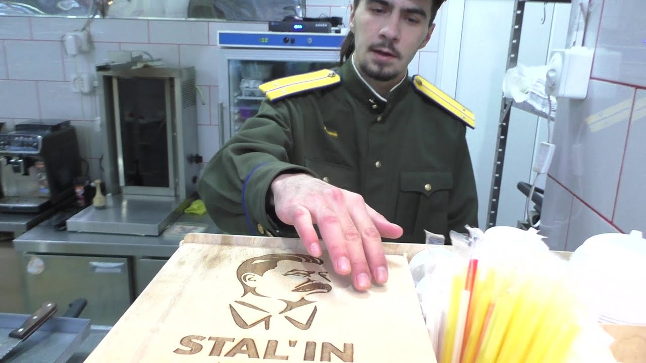 В России открыли сталинскую шаурму: Продавцы в форме, а в меню есть блюда от Берии (Фото Видео)