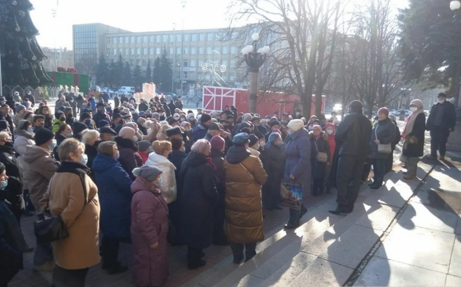 По всей Украине люди перекрывают трассы в знак протеста против повышения тарифов - ЗЕ припомнили его обещание (Видео)
