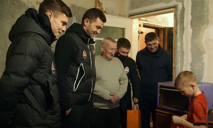 Разбитые дома, заминированные поля: что увидели футболисты "Шахтера" в прифронтовых городах Украины, видео