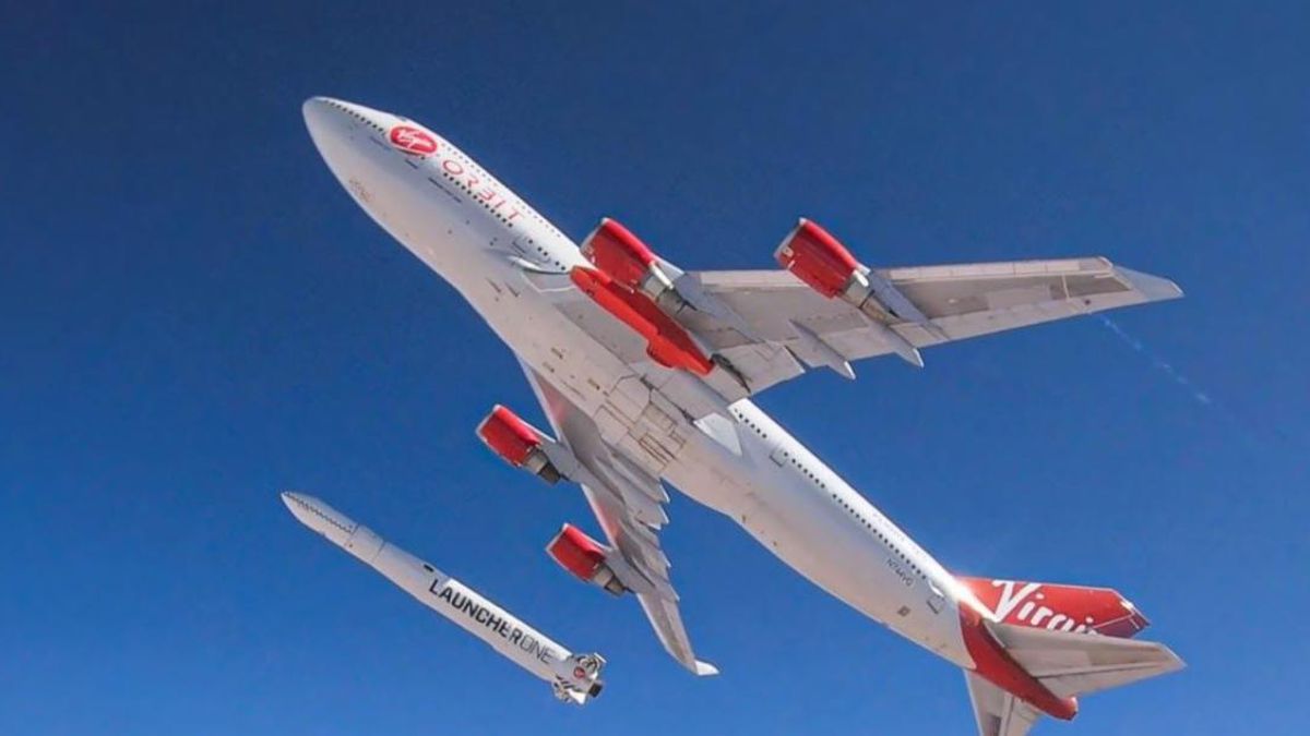 Из-под крыла самолета - в космос: в США совершили уникальный запуск ракеты, видео