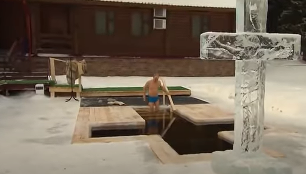 "Чудо" в трусах Навального: сети повеселило видео купания Путина в проруби