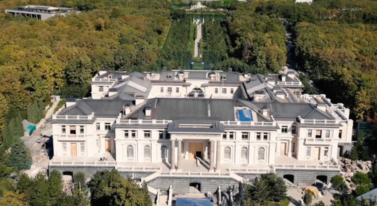 Дворец Путина и княжество путинских друзей