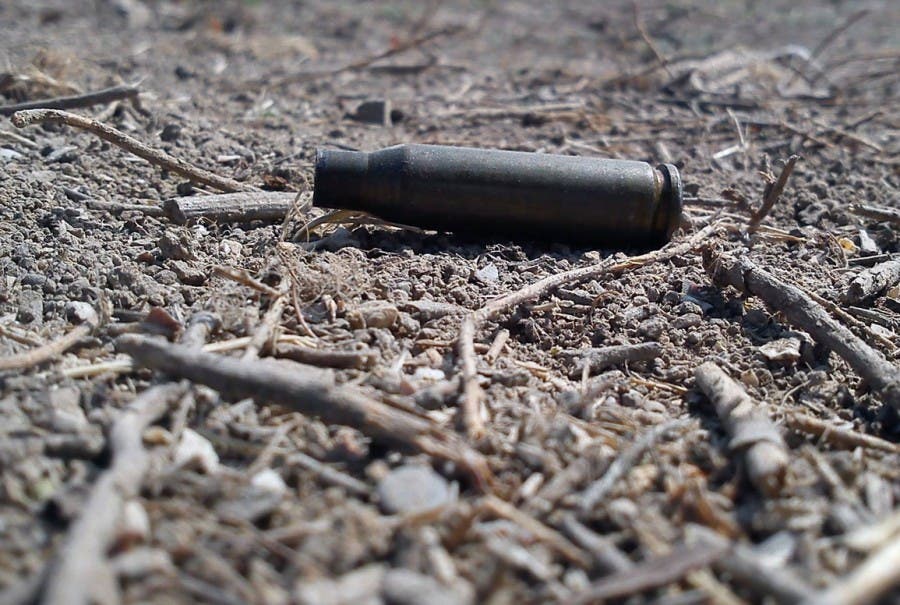 Украинский военный открыл огонь по людям, которые прорывались на опорный пункт. Есть жертвы