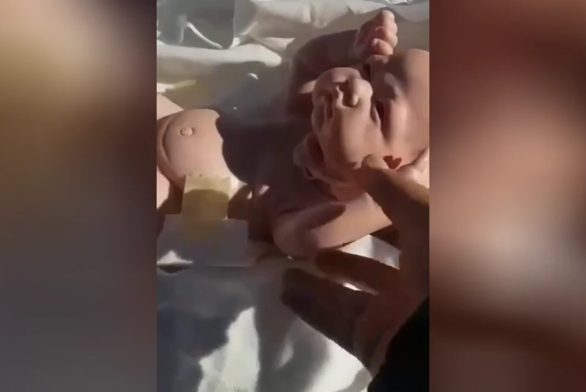 СМИ: Россиянин на похоронах своих новорожденных детей обнаружил вместо них кукол (Видео)