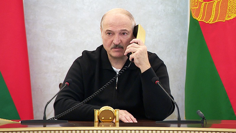 Лукашенко посоветовал отказаться от смартфонов, "чтобы не отслеживали американцы" (ВИДЕО)