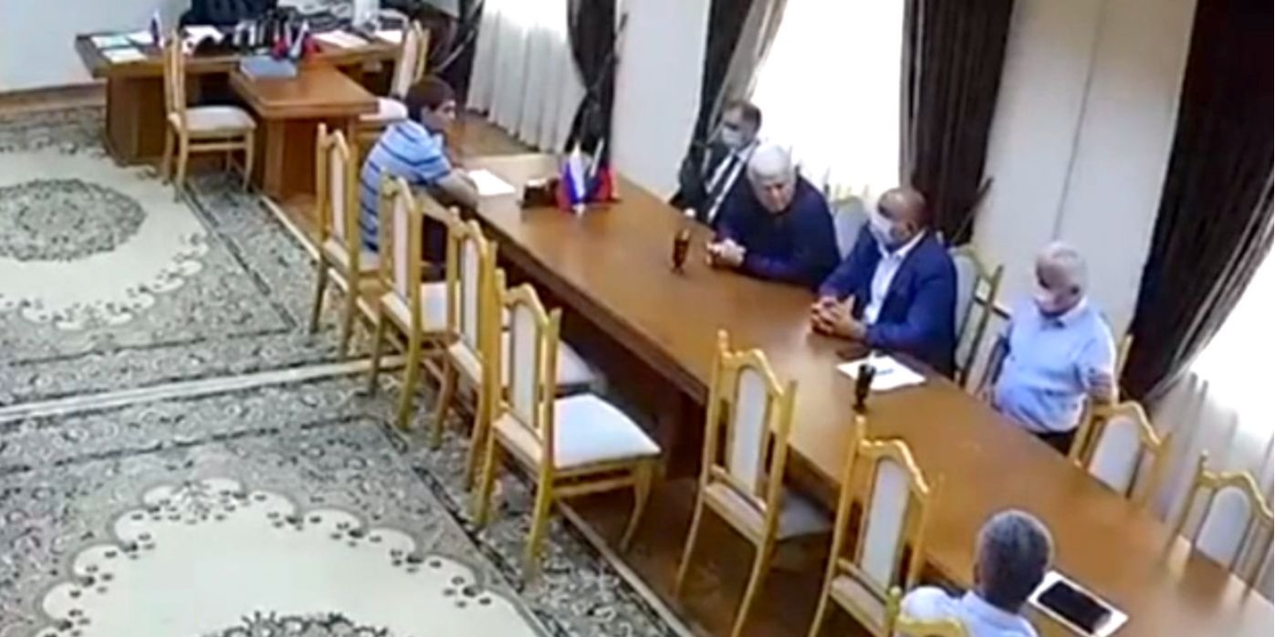 "Патронов и наркотиков у нас много". Опубликовано видео, на котором спикер парламента Дагестана учил коллег устранять оппонентов