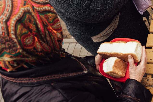В "ДНР" за бесплатной похлебкой молодежь и пенсионеры устроили огромную очередь. Фото