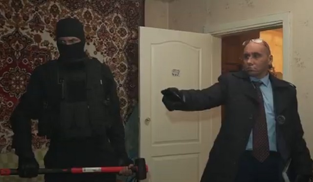 Прививки под дулами автоматов: появилась видеопародия на вакцинацию от ковида в России