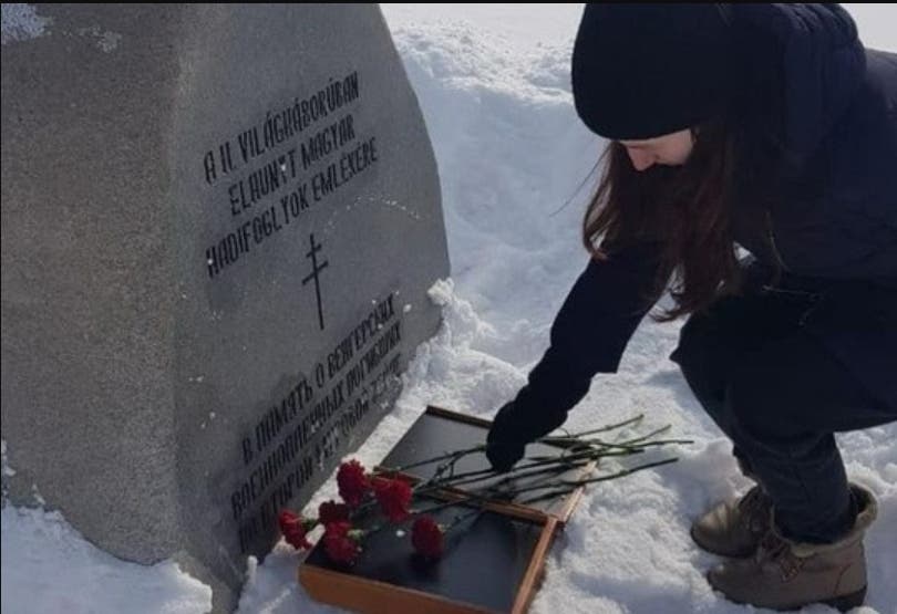 В РФ молодые «единороссы» возложили цветы гитлеровским солдатам. Теперь им проведут лекции о войне