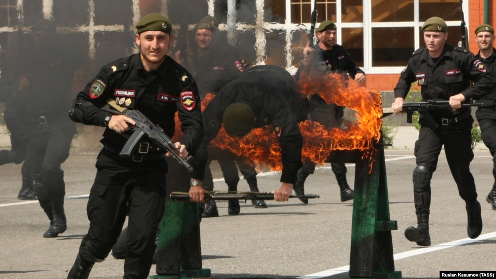 Бойцы полка имени Кадырова попросили у Путина защиты от журналистов "Новой газеты" и намекнули на возможную расправу (ВИДЕО)