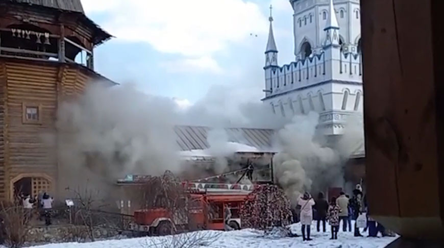 На московии произошел пожар в бутафорном кремле (Видео)