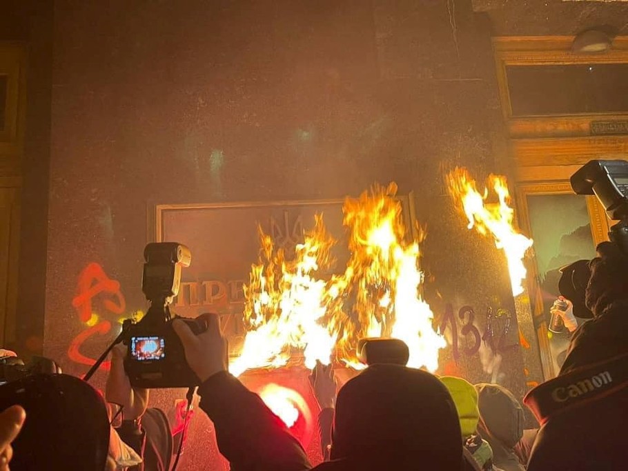 На здании Офиса президента Украины расписали стены и подожгли табличку: фото и видео