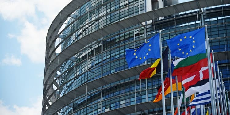 Европарламент пригрозил ответить РФ на агрессию в Украине: могут отключить от SWIFT и остановить "Северный поток-2".