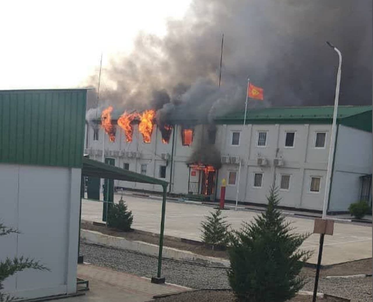 ⚡ Таджикистан атаковал погранзаставы Кыргызстана: на границу стягивают тяжелую бронетехнику