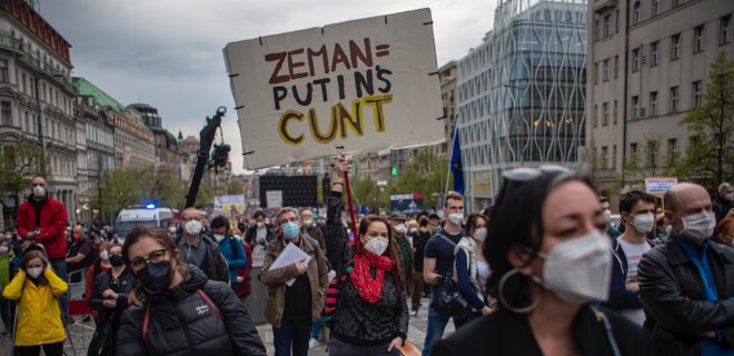 Тысячи чехов в Праге вышли на акцию против президента Земана: его обвиняют в госизмене