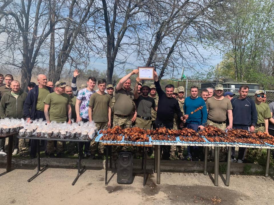 В Украине поставили шашлычный рекорд - 700 кг мяса и 401 шампур: фото и видео