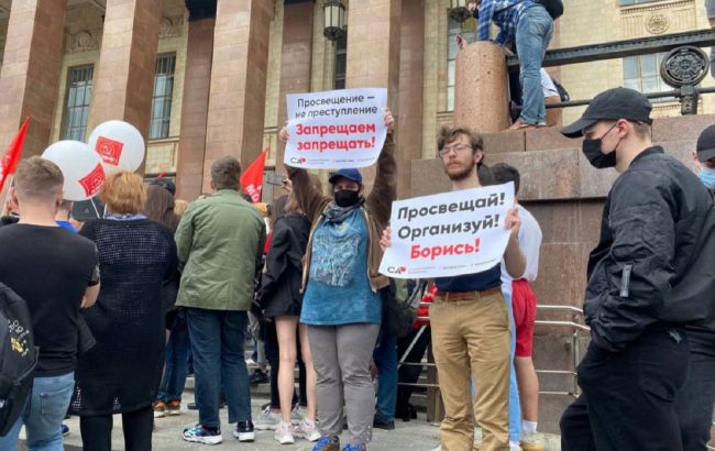 В Москве на акции КПРФ против закона о просветительской деятельности задержали студентов