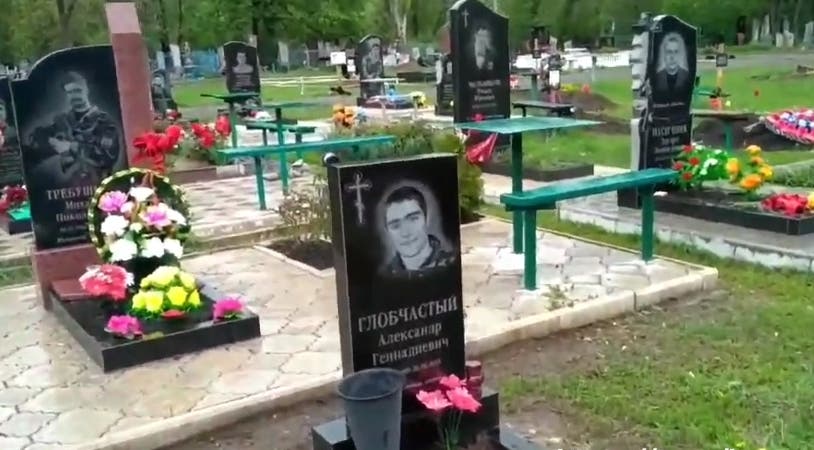 «Вон сколько, их хоронят и хоронят»: Жительница «ДНР» показала на видео кладбище боевиков