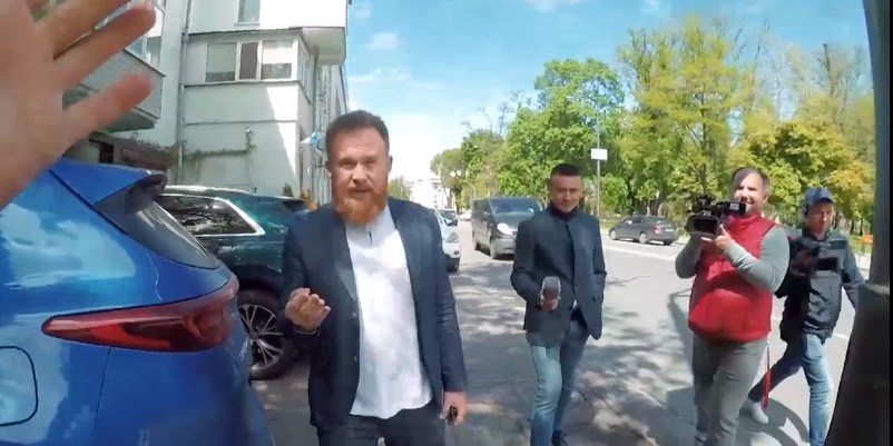 «Быдлота, блин»: «Слуга народа» устроил скандал с активистами из-за неправильной парковки