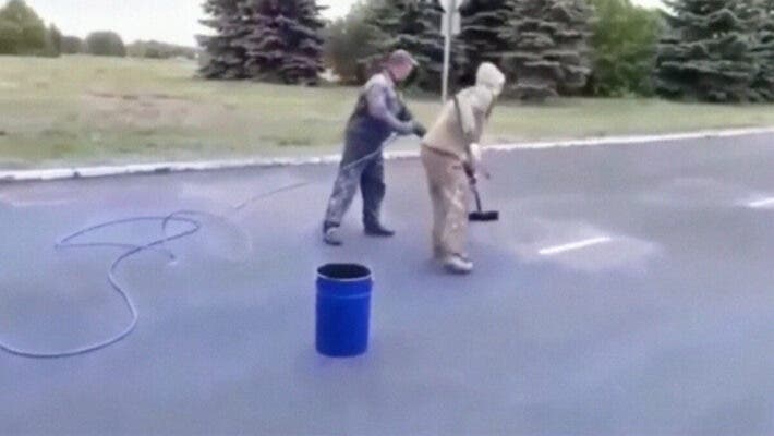 В Набережных Челнах перед приездом премьер-министра на завод «КамАЗ» асфальт покрасили в синий цвет (Видео)