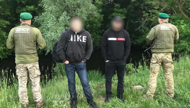 Двое россиян ради отдыха в Одессе переплыли реку и незаконно попали в Украину: видео