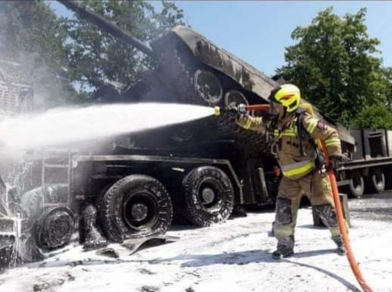 В Польше на трассе в серьезной аварии сгорели танки