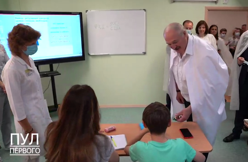 Лукашенко – ребенку: я глюкоза, вот вырастешь, я тебя буду лечить (Видео)