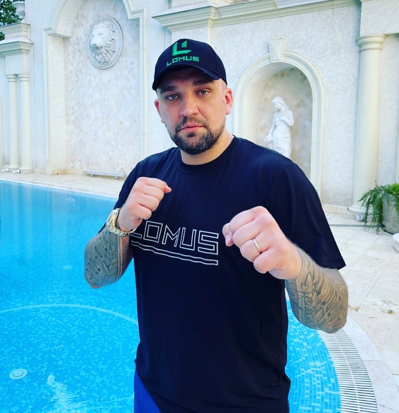 Усик и Ломаченко сделали подарок российскому певцу, поддержавшему оккупацию Крыма: в сети волна гнева