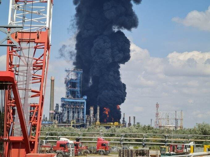 В Румынии прогремел мощный взрыв на нефтеперерабатывающем заводе: есть жертвы, видео