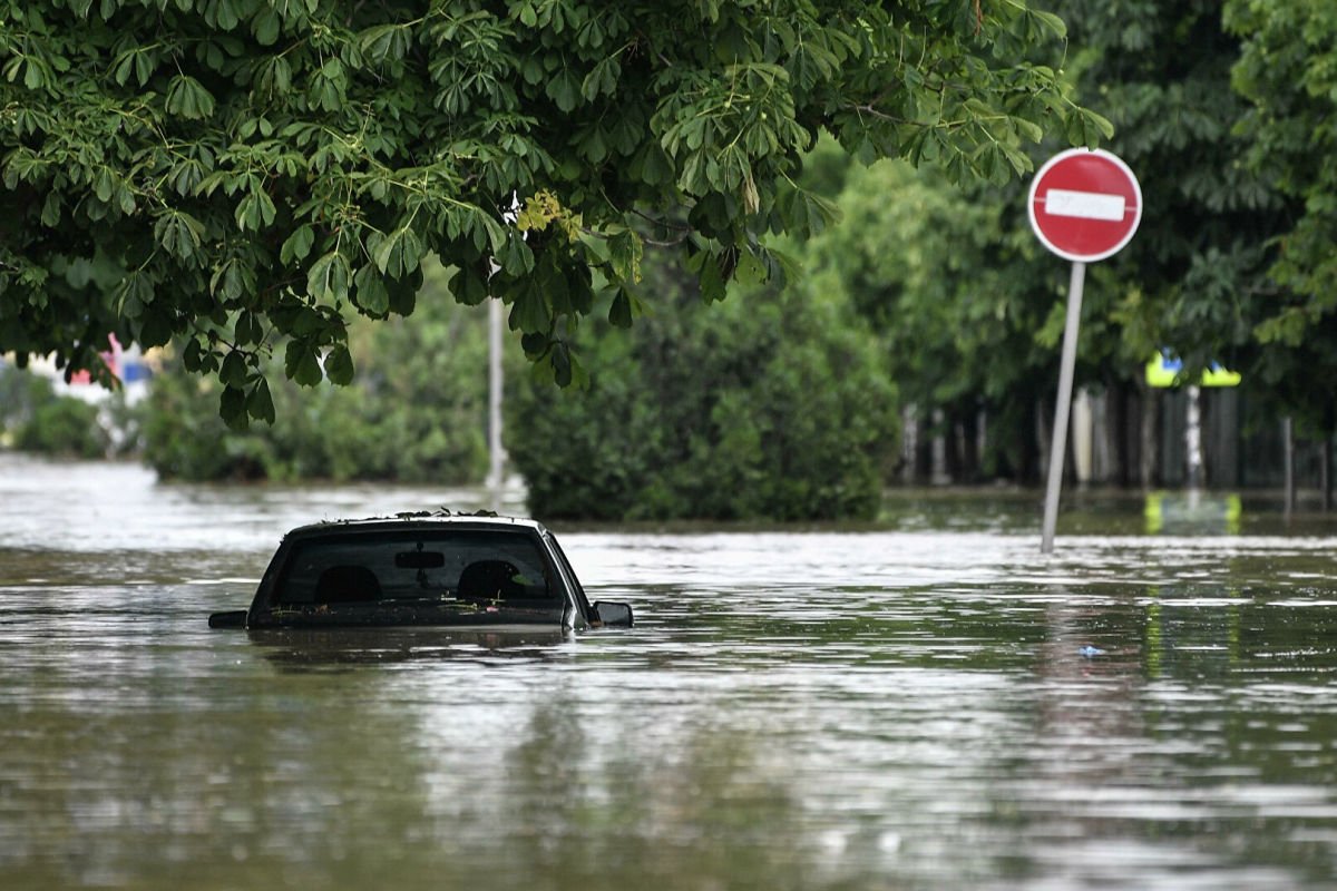 Непогода обрушилась на еще один регион России: в Дагестане потоки воды сбивают с ног, видео
