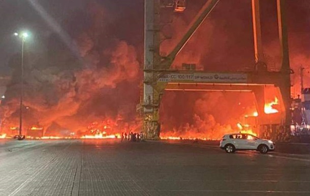 Мощный взрыв произошел в порту Дубая (Видео)