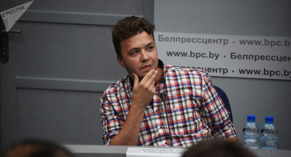 Протасевич появился в Twitter: Живу в частном доме под Минском, гулять по двору можно, товарищ майор живет этажом ниже. ВИДЕО