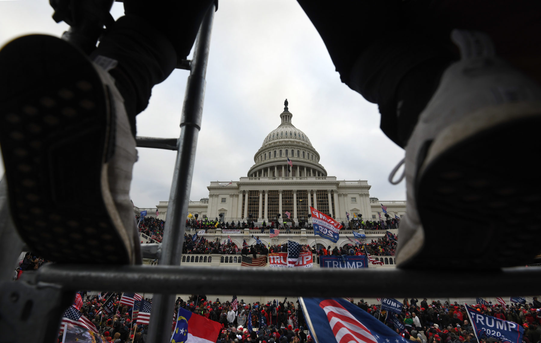 В США участник штурма Капитолия получил первый тюремный срок