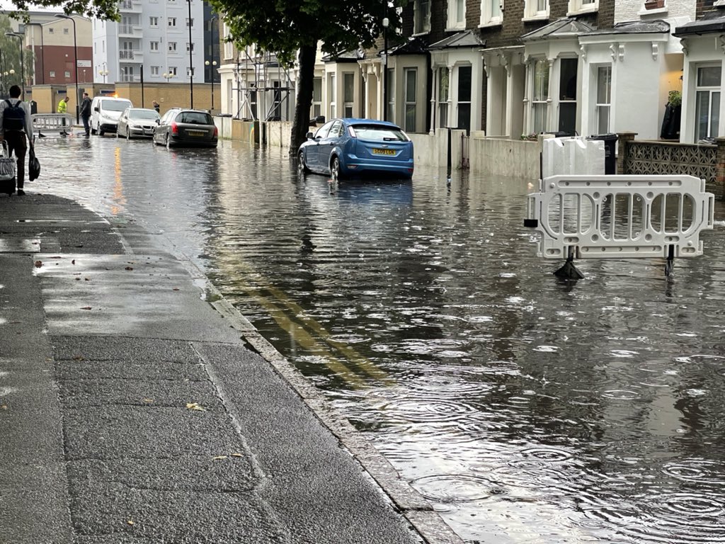 На Лондон обрушился мощный ливень: затоплены дороги и станции метро, фото и видео
