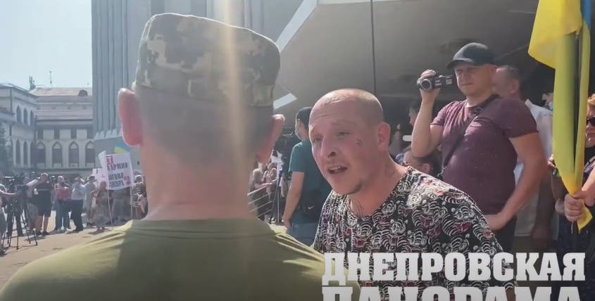 Пошел за бабки убивать других? Это патриотизм?: В Днепре на митинге провокатор оскорблял военного