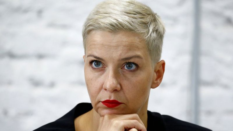 Мария Колесникова танцует в клетке перед началом закрытого суда в Минске