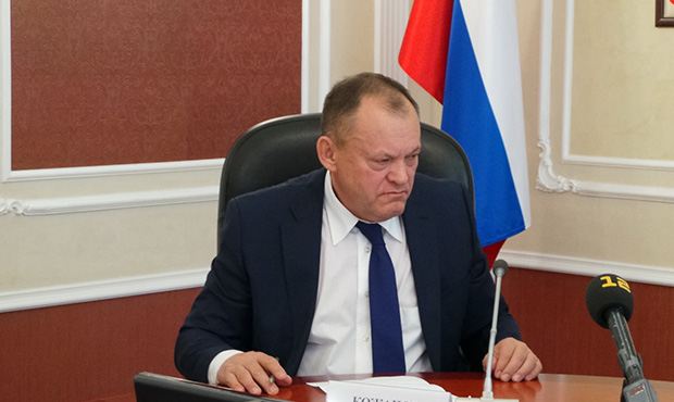 В РФ депутат призвал россиян кланяться чиновникам. Видео