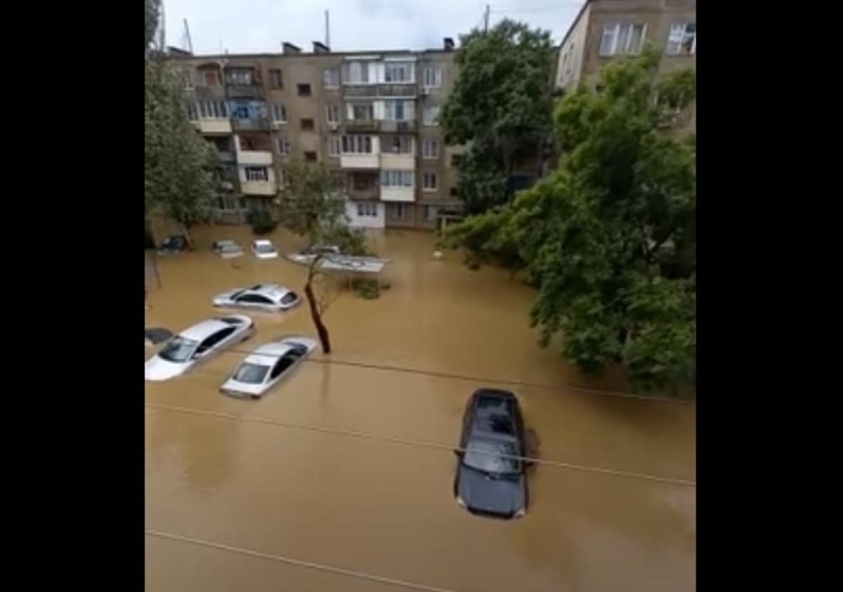 Оккупированную Керчь снова затопило - людей готовят к эвакуации: видео